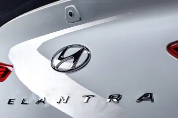 Hyundai Elantra GL - Rear Camera with Dynamic Parking