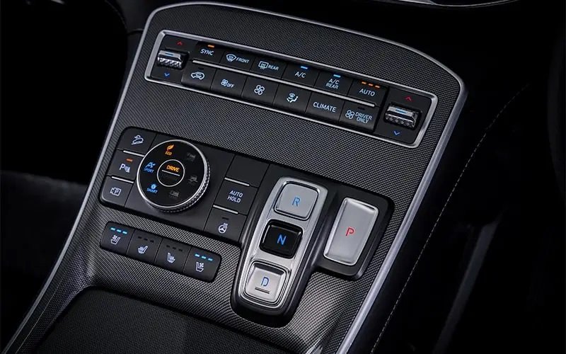 Hyundai Santa Fe Signature - High Tech Console Design